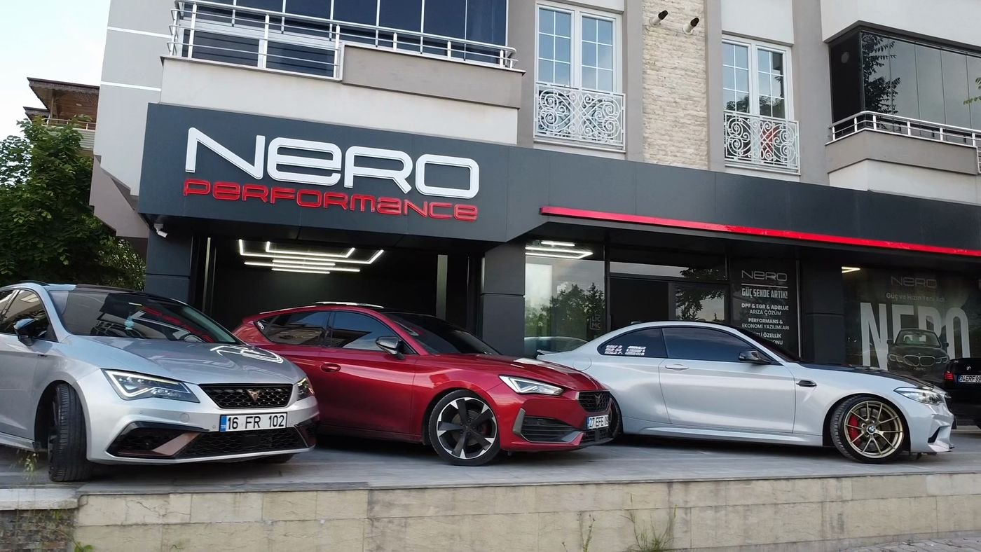 Nero Performance Gaziantep atölyesi — Şehitkamil'deki dükkân önünde BMW ve Cupra performans araçları